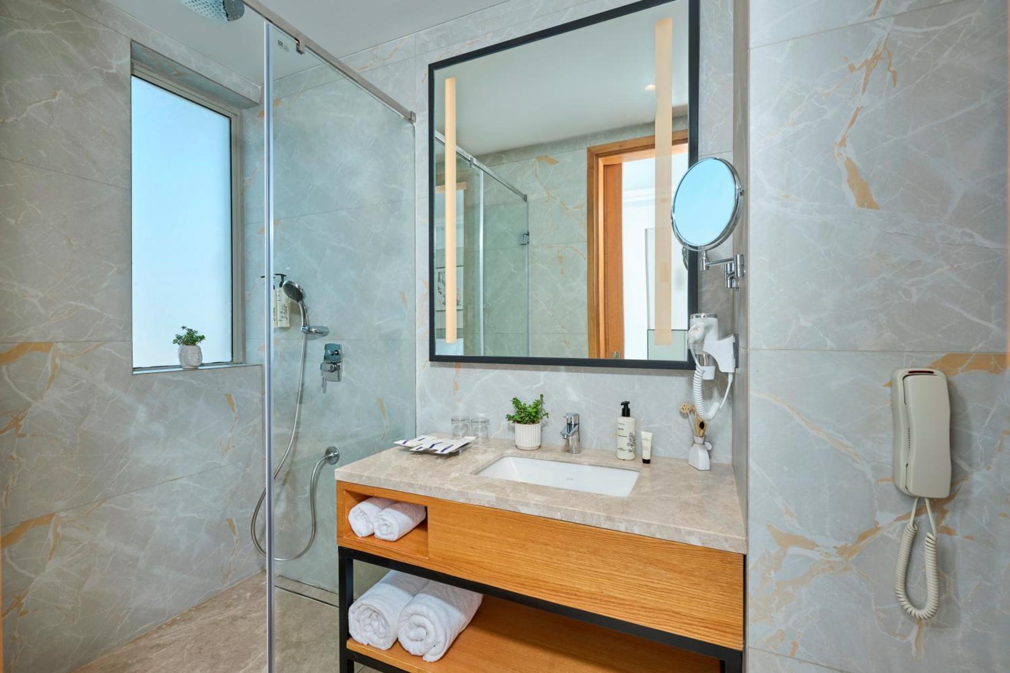 גורגאון Iris Sarovar Portico מראה חיצוני תמונה