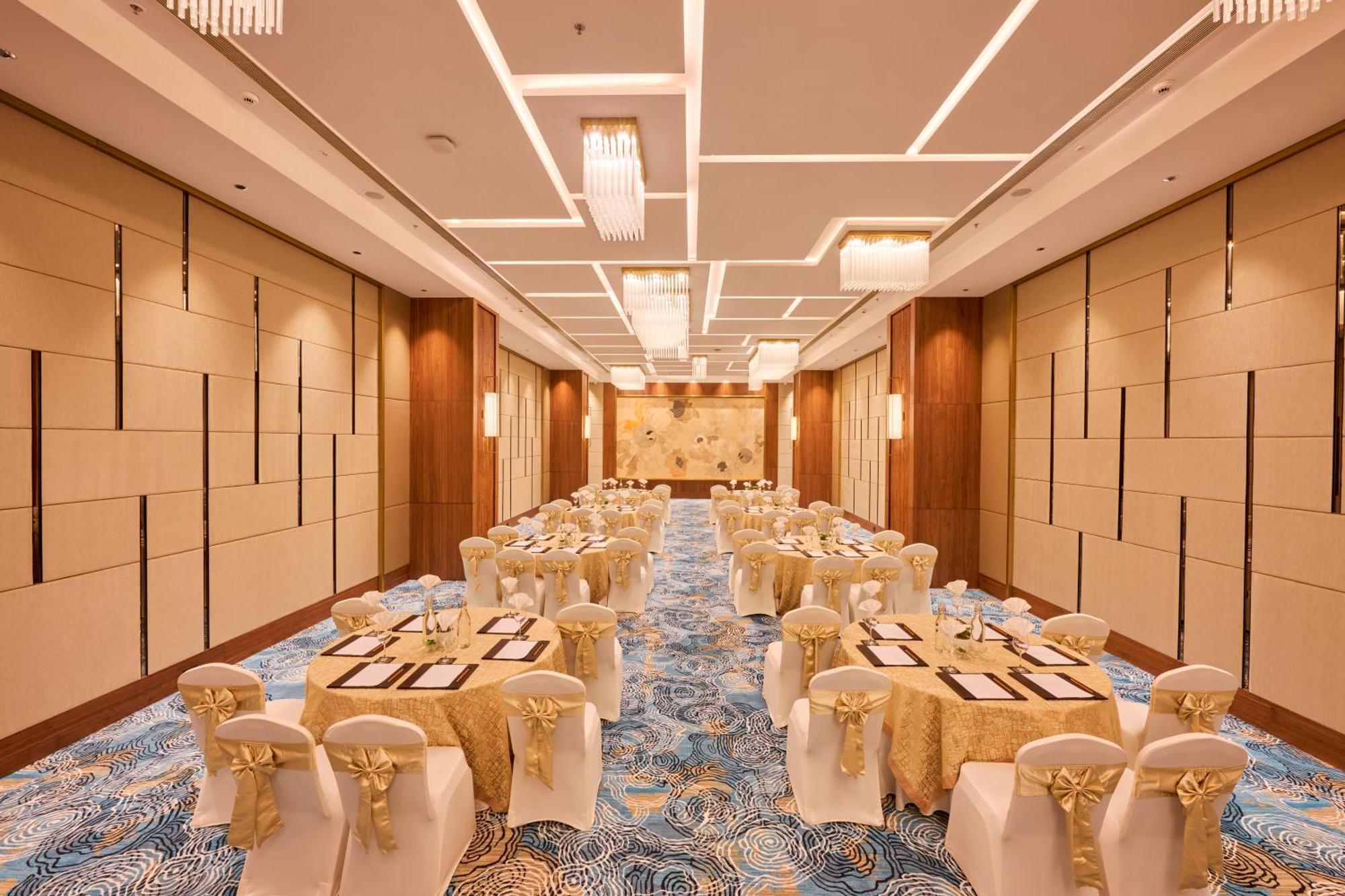 גורגאון Iris Sarovar Portico מראה חיצוני תמונה