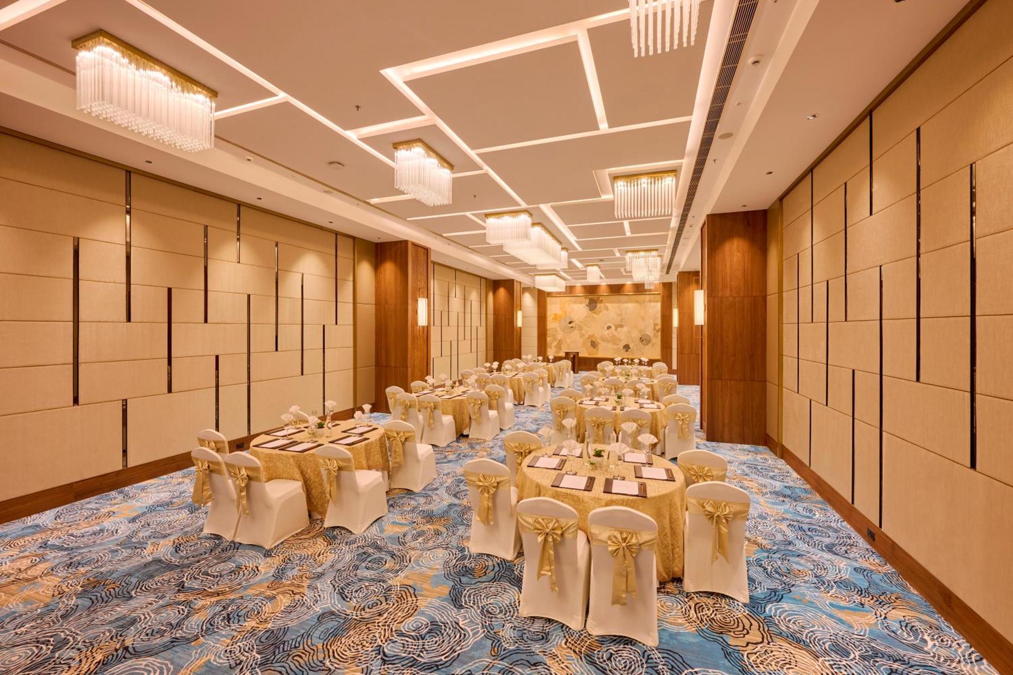 גורגאון Iris Sarovar Portico מראה חיצוני תמונה
